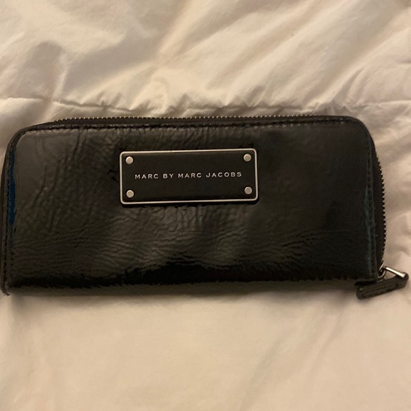Marc by Marc Jacobs patent leather zip around wallet - Picture 1 of 4